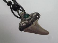 「サメの歯のネックレス（グリーンめのう）」シルバーアクセサリー・ペンダント
